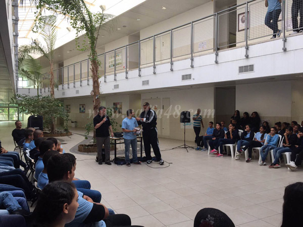 مدرسة أجيال الثانوية تستضيف رجل القوى الخارقة جون في عرضه "لديّ قوة"